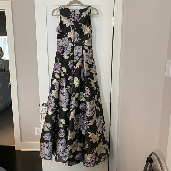 Floor length gown with floral embroidery - Picture 2 of 3